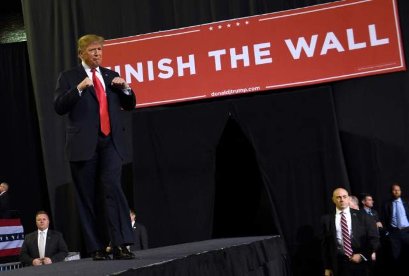 Trump insiste en muro en El Paso mientras demócratas lo desafían