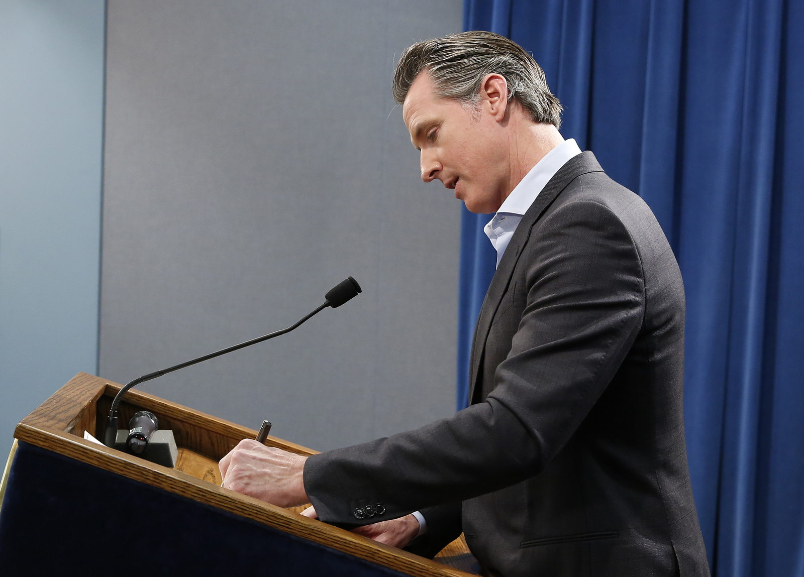 Decisión. Gavin Newsom, gobernador de California, firma una orden ejecutiva para retirar la mayor parte de las tropas. (AP)