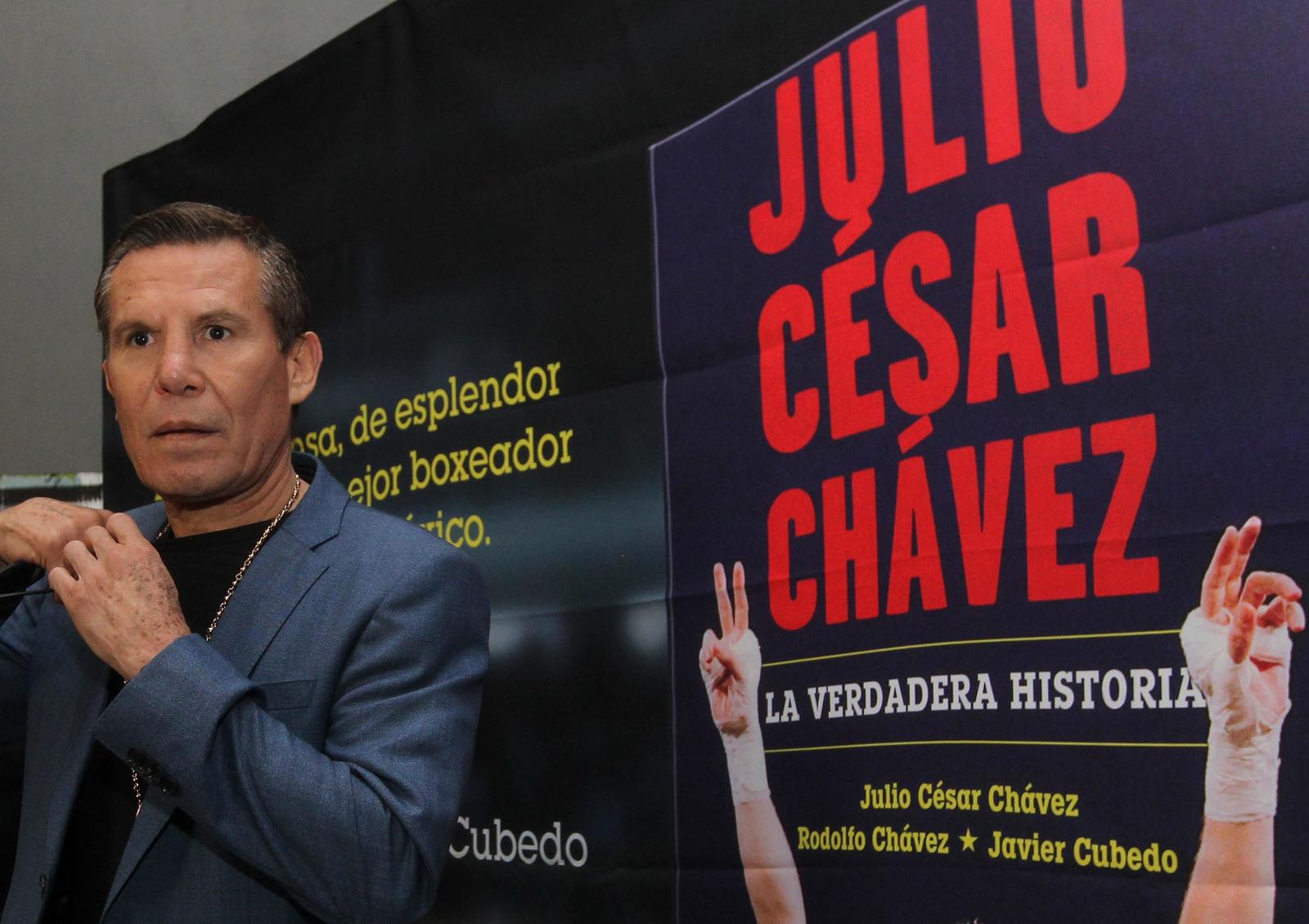 El excampeón mundial de boxeo, el mexicano Julio César Chávez, durante la presentación de su libro.
