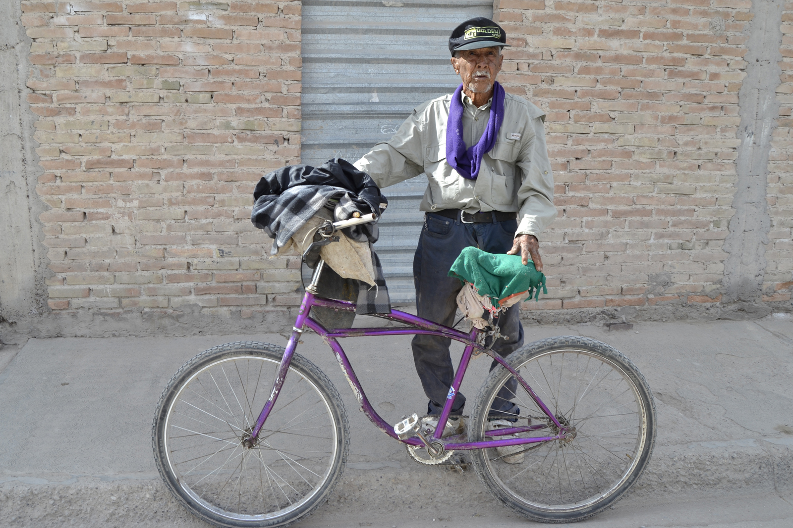 Por necesidad.- A sus 85 años, José Ascensión no tiene pensión y debe salir a trabajar en bici. (EDITH GONZÁLEZ)