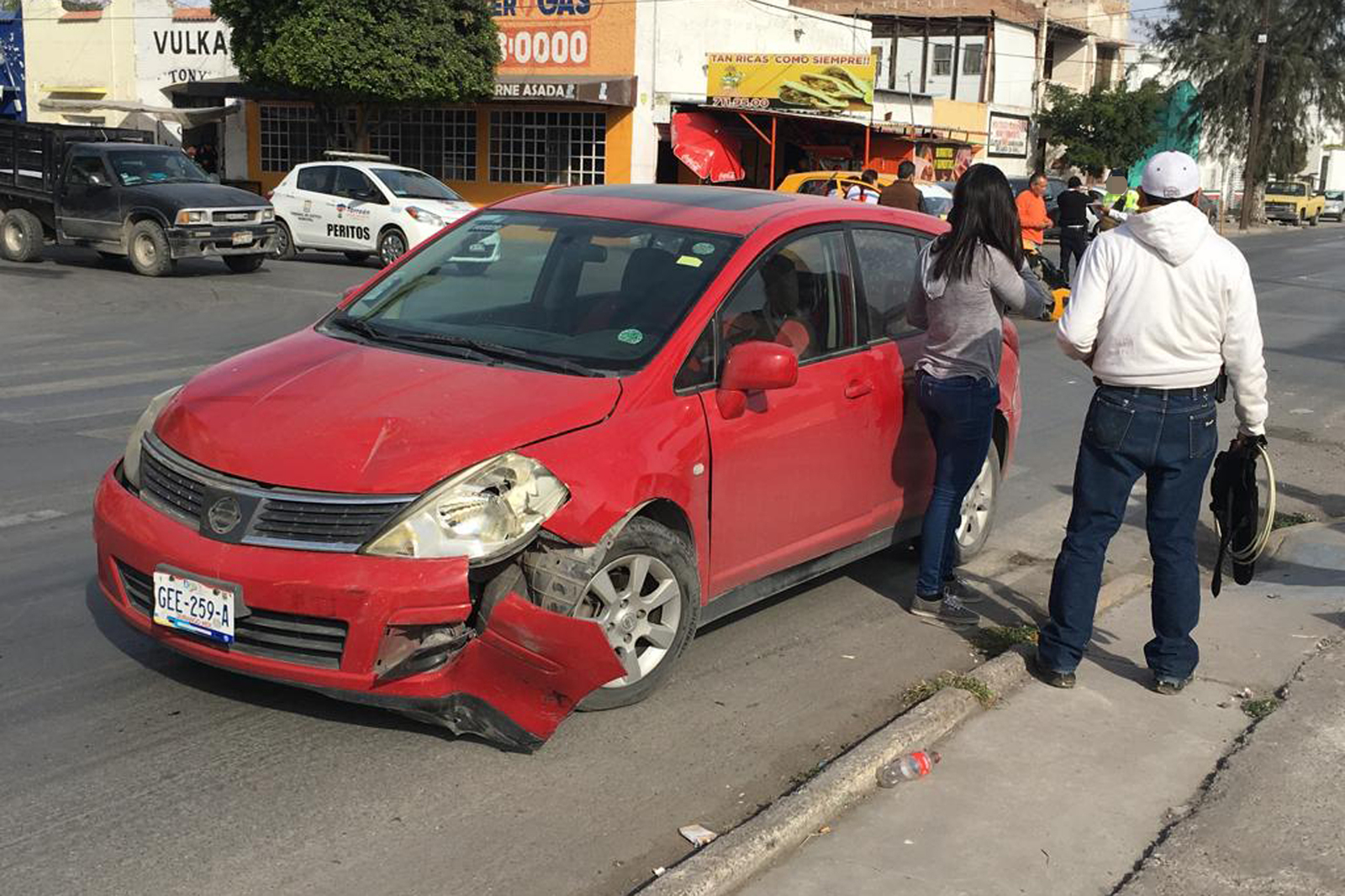 Accidente. Un vehículo Nissan Tiida de color rojo, se impactó contra un Dodge Atos color amarillo. (EL SIGLO DE TORREÓN) 