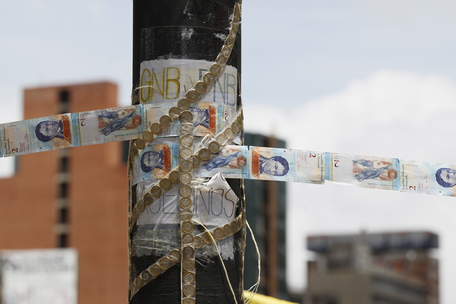 Devaluados. El banco central de Venezuela devaluó el bolívar un 50% el 28 de enero. (AP)
