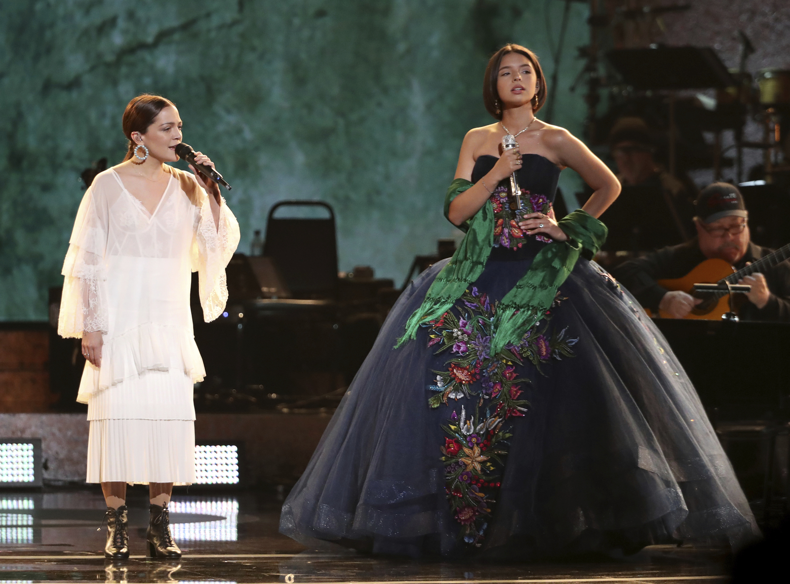 Talentosas. Natalia Lafourcade, Ángela Aguilar y la cantante Aída Cuevas, interpretaron La Llorona en los Grammy. (ESPECIAL)
