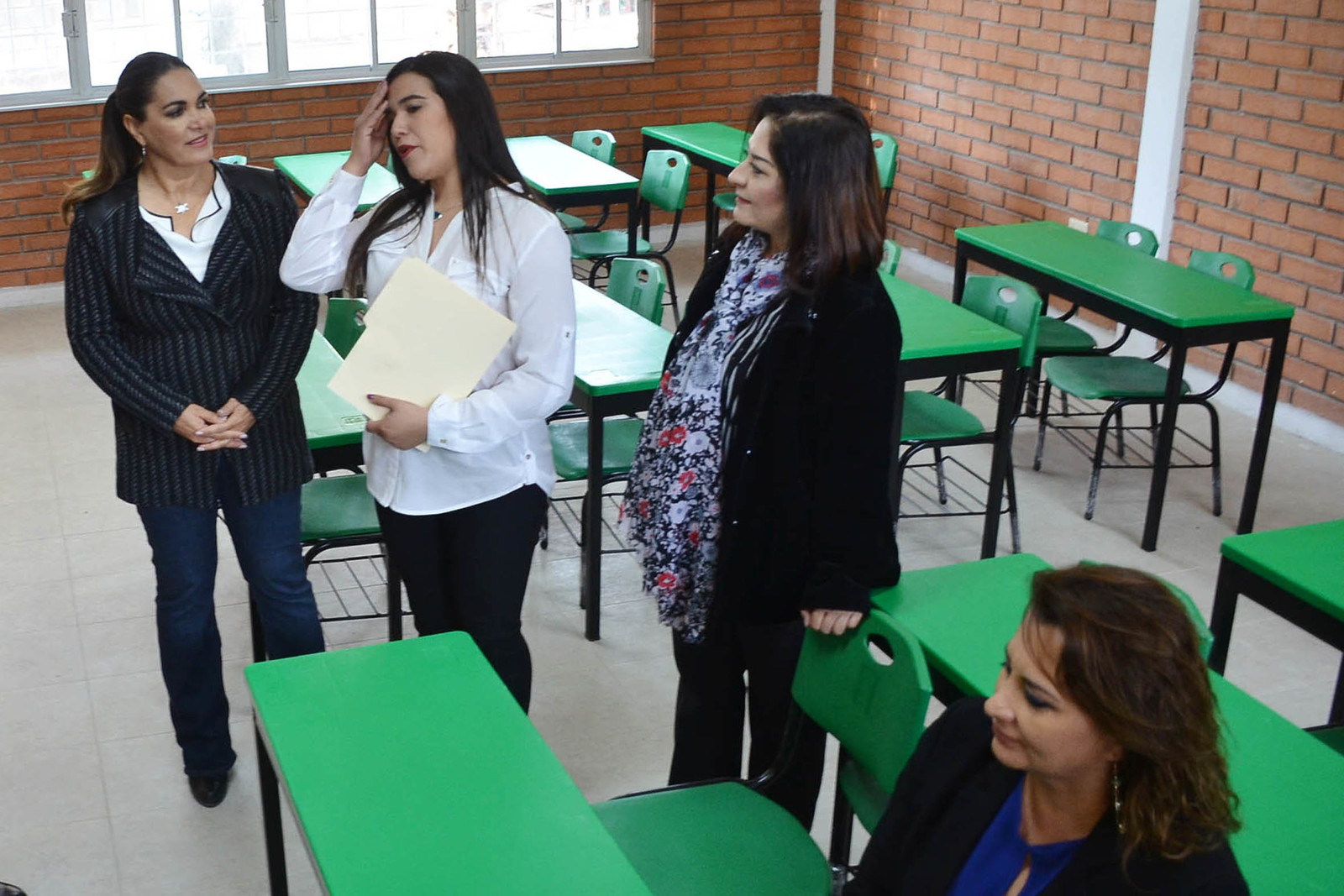 Educativo. Se inauguró un aula en la primaria Ignacio Zaragoza, dentro del Programa de Acción Escolar. (FERNANDO COMPEÁN)