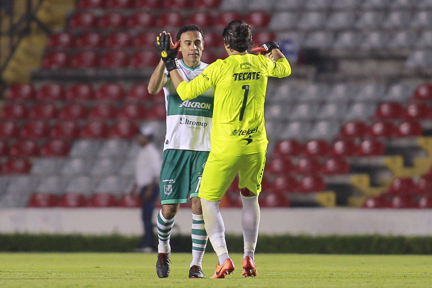 Leobardo López festeja junto al portero Alejandro Arana durante el partido ante Gallos Blancos en la Copa MX. (Jam Media)