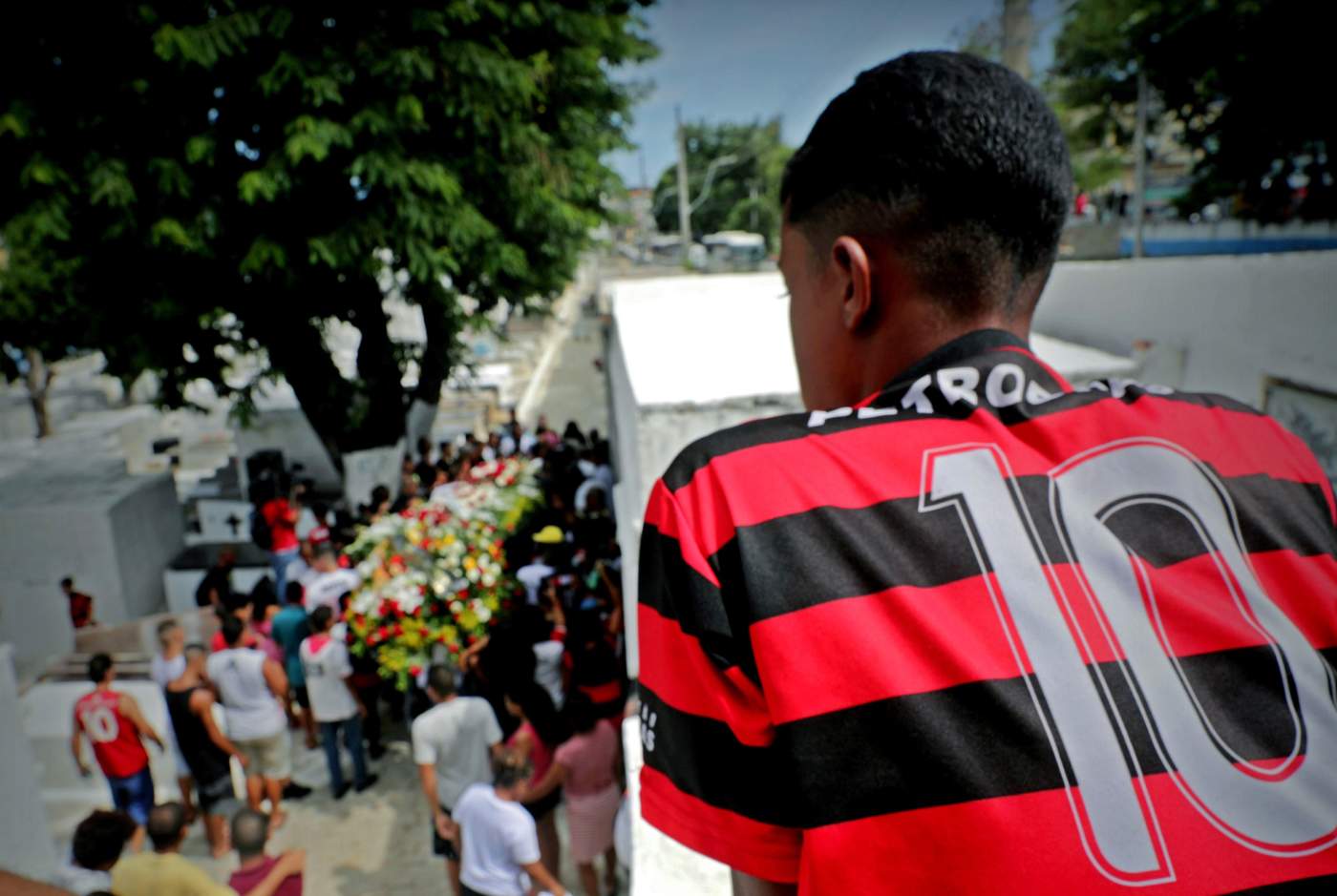 Familiares, amigos y aficionados dieron la última despedida a las victimas del incendio en las instalaciones del Flamengo.