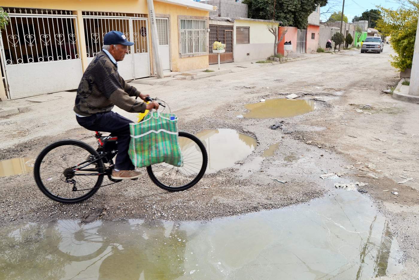 Una más. La otra fuga de aguas negras se encuentra ubicada en la calle Laurel y avenida Álamos. (EDITH GONZÁLEZ)