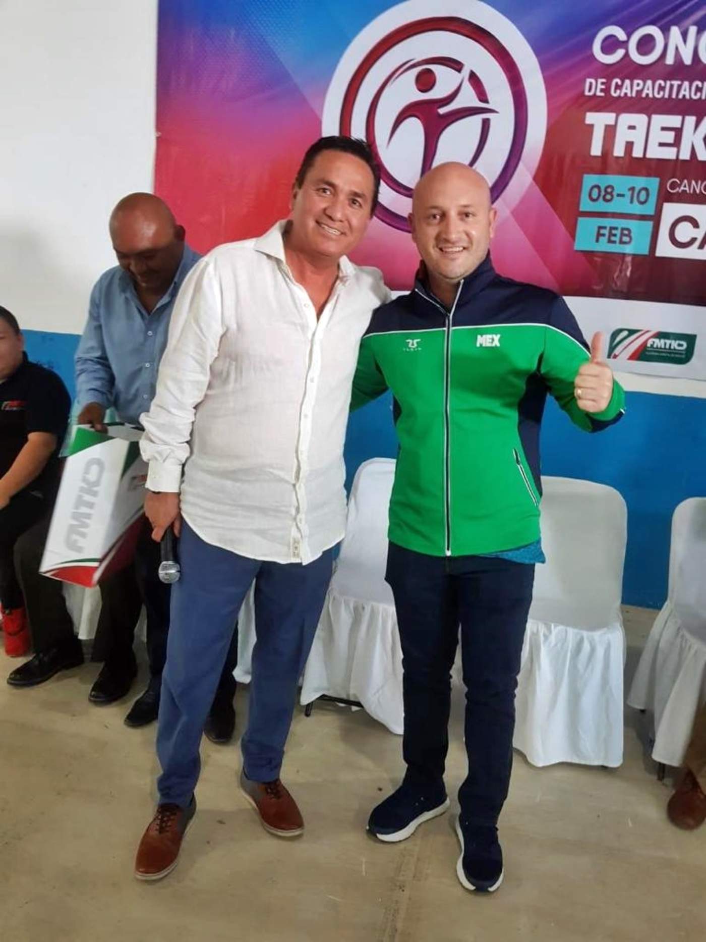El presidente de la Comisión para la Juventud y el Deporte de Quintana Roo, Jesús Antonio López (d), y el presidente de la FMTKD, el lagunero Raymundo González. (Especial)