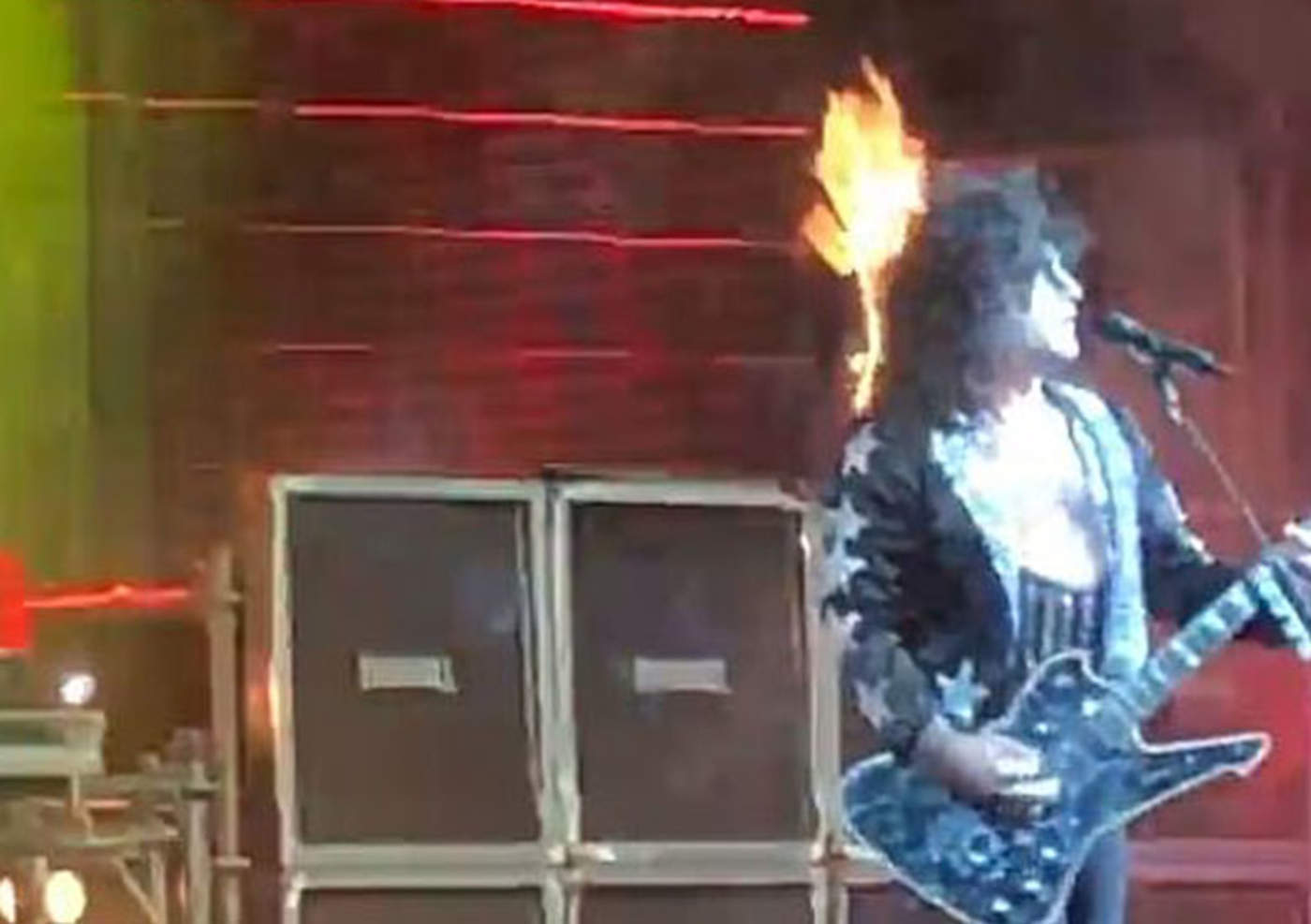 Miembro de banda de tributo a Kiss termina con el pelo en llamas