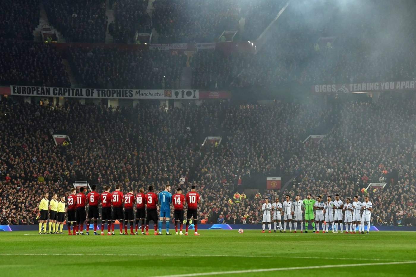 Old Trafford honró la memoria del fallecido Emiliano Sala con un minuto de aplausos. (Especial)