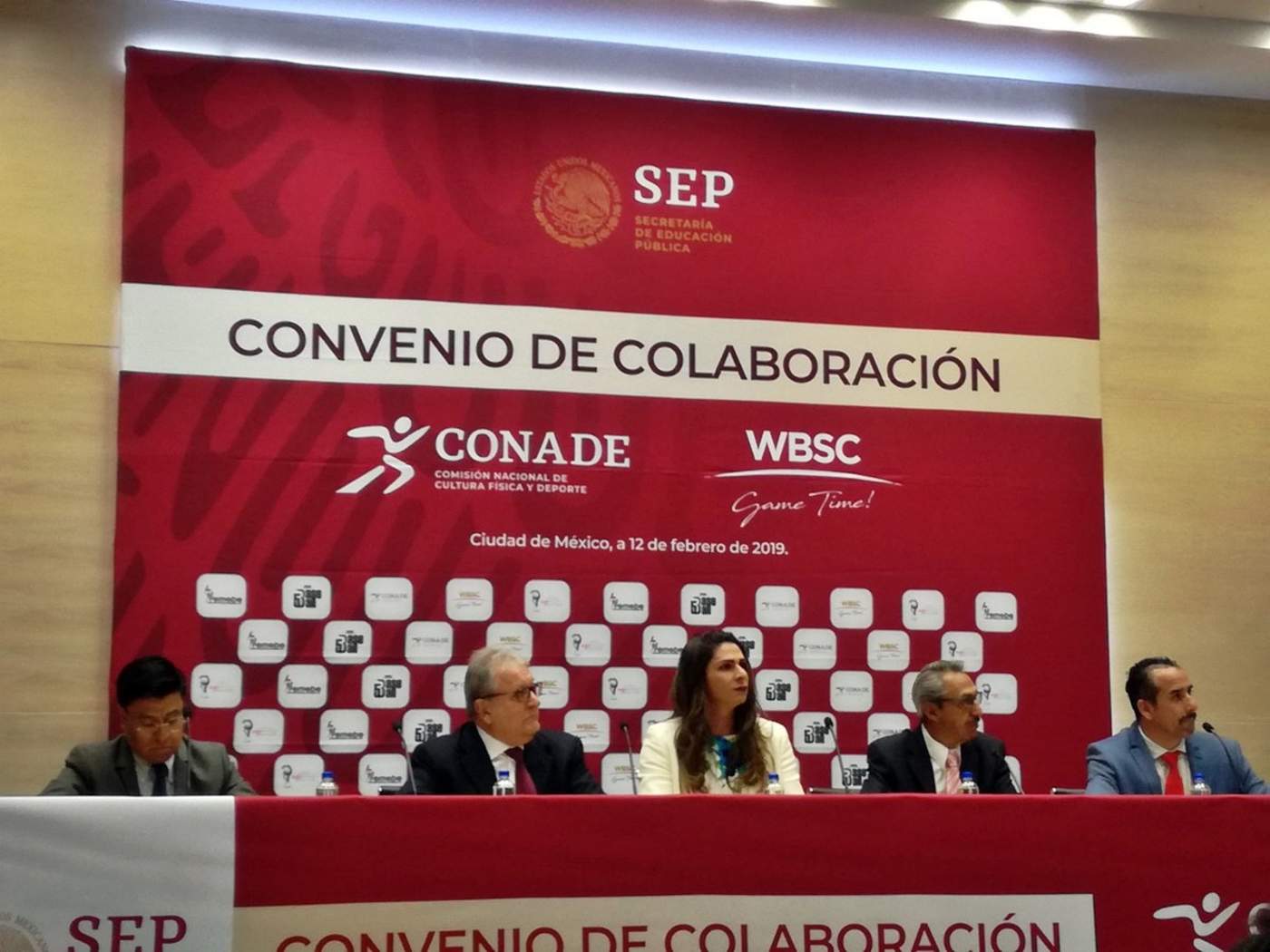 Guevara Espinoza (c) reconoció el interés de México para albergar el primer Mundial de Beisbol5, todavía en desarrollo. (Especial)