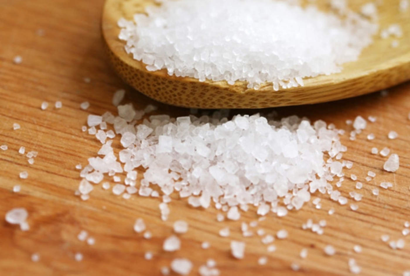 No uses sal al cocinar, en su lugar, condimenta los alimentos con hierbas y especias. (ARCHIVO)