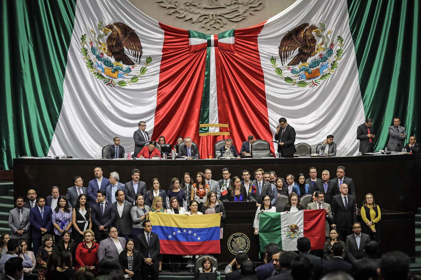 Desde la máxima tribuna del país y arropada por sus compañeros de bancada, la legisladora federal señaló que México no puede ser indiferente ante la situación que se vive en el país sudamericano. (EL UNIVERSAL)