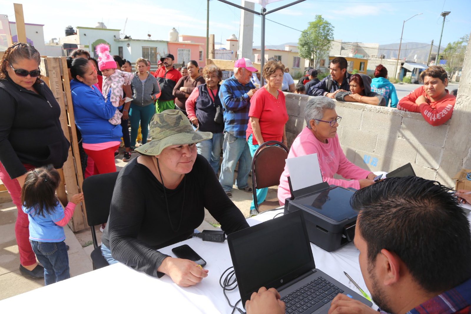 Cientos de personas en la colonia ExHacienda La Perla buscan regularizar su situación y aprovechar los estímulos. (FABIOLA P. CANEDO)
