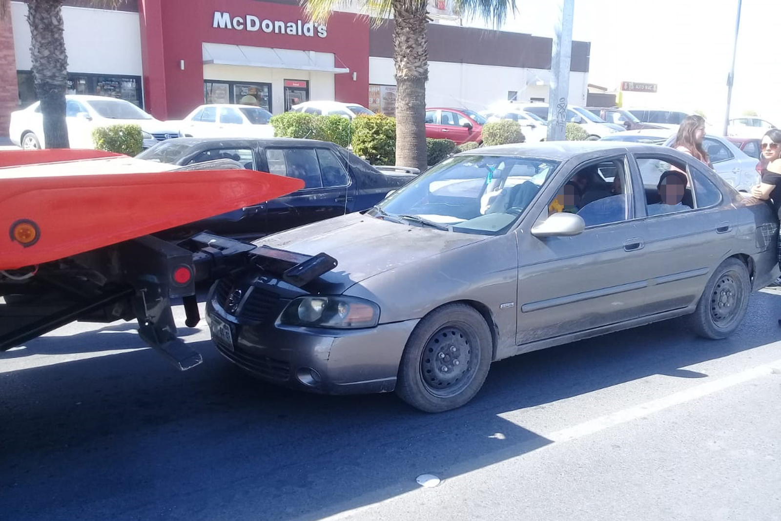 Los vehículos involucrados en el accidente vial fueron una grúa de la empresa Mandarinas y un vehículo Nissan Sentra de color gris.