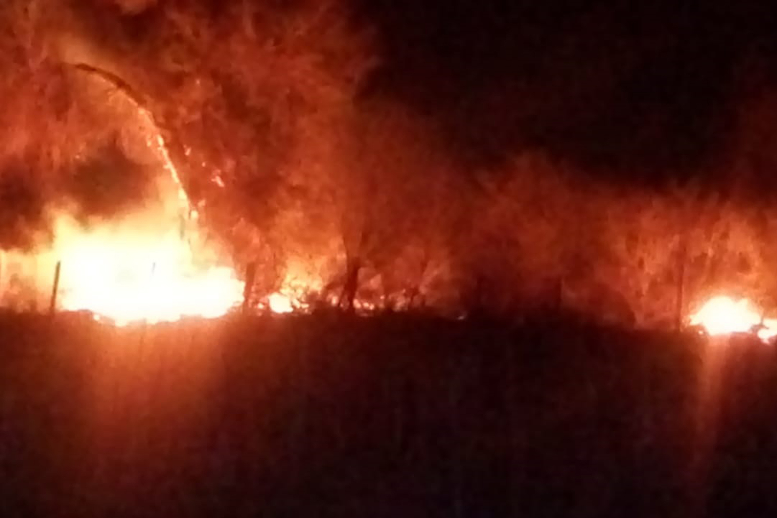 Bomberos trabajan por 6 horas en incendio forestal que consumió dos hectáreas en las inmediaciones de Ciudad Juárez.