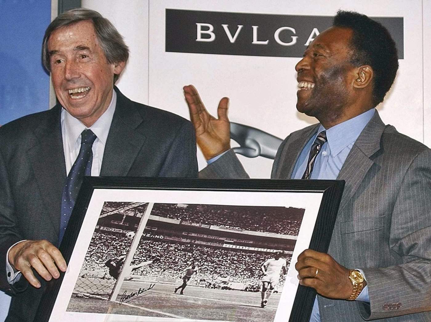 El astro brasileño Pelé le regala la foto al exguardameta de la selección de Inglaterra, Gordon Banks, en la que aparece él evitando su disparo de cabeza durante la Copa Mundial de México 70. (Especial)