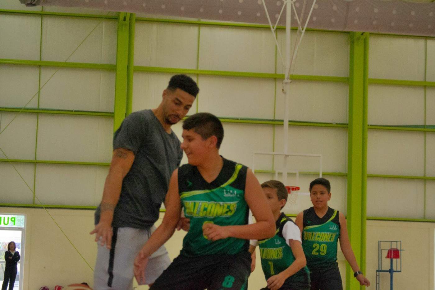 Los basquetbolistas profesionales tuvieron una tarde de diversión y de consejos para los jóvenes de bachillerato y licenciaturas.