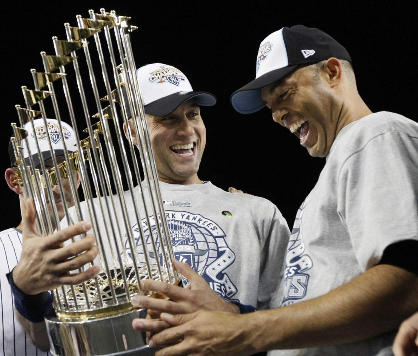 Los legendarios Derek Jeter (i) y Mariano Rivera (d) ganaron sinco Series Mundiales con los Yankees de Nueva York. (Especial)