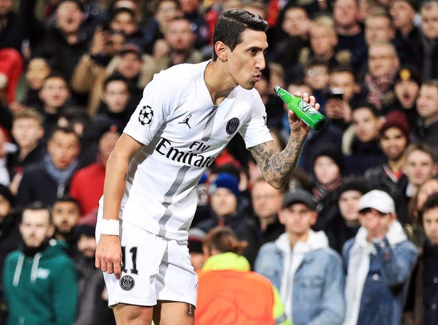 Di María, un ex jugador del United que fue abucheado por los hinchas locales en el partido disputado el martes, fingió beber de la botella tras tomarla del césped. (Especial)