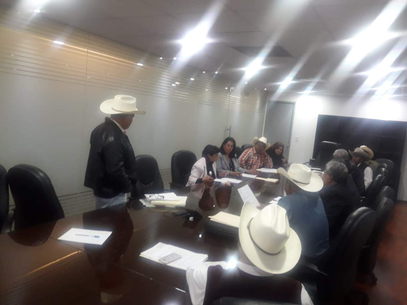 Representantes de 14 de los 17 módulos de riego de La Laguna de Coahuila y Durango se reunieron ayer con la titular de la Conagua. (EL SIGLO DE TORREÓN) 