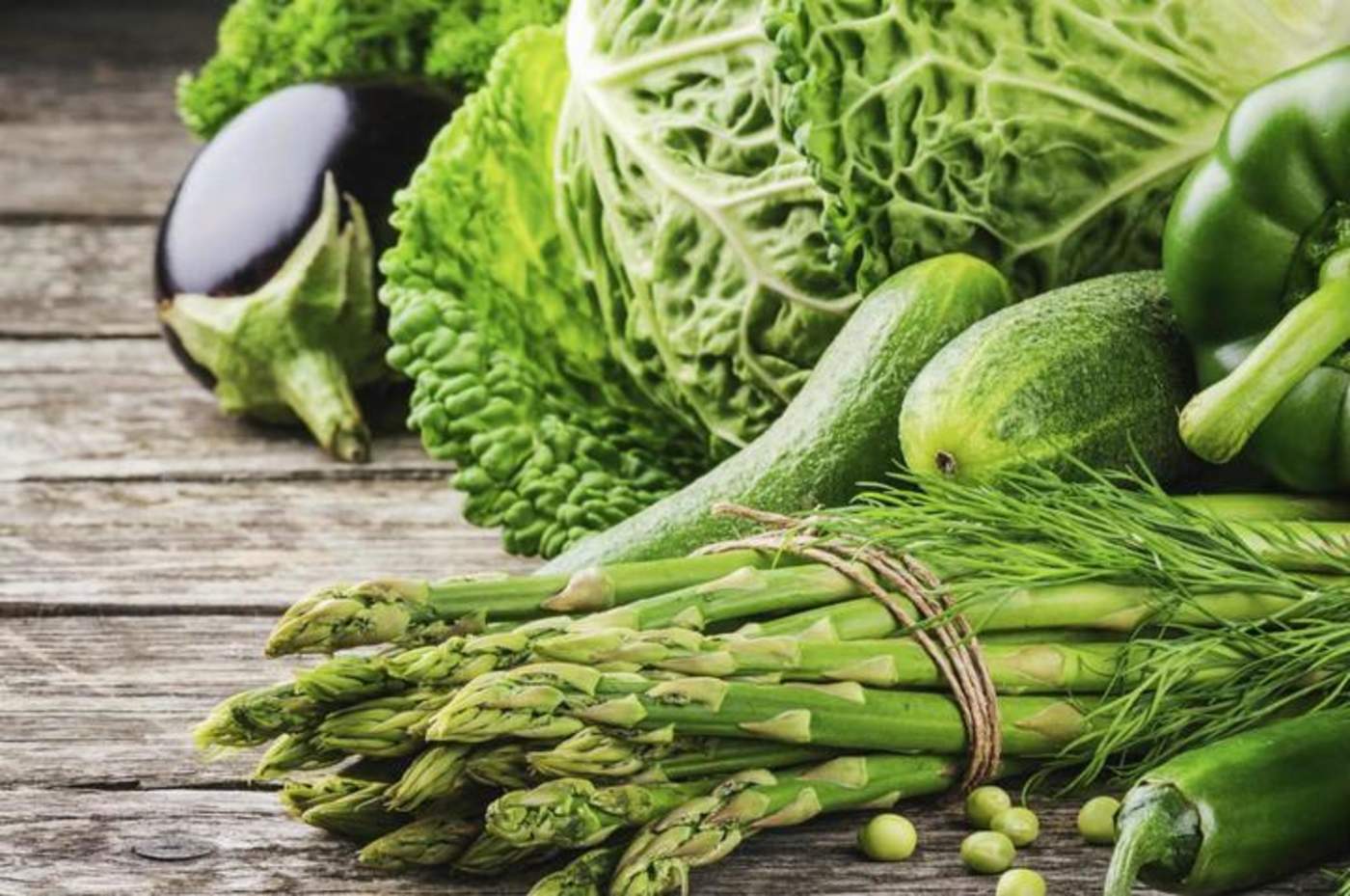 Las verduras de hoja verde cubren con el 100% de vitamina K requerida diariamente. (ARCHIVO)