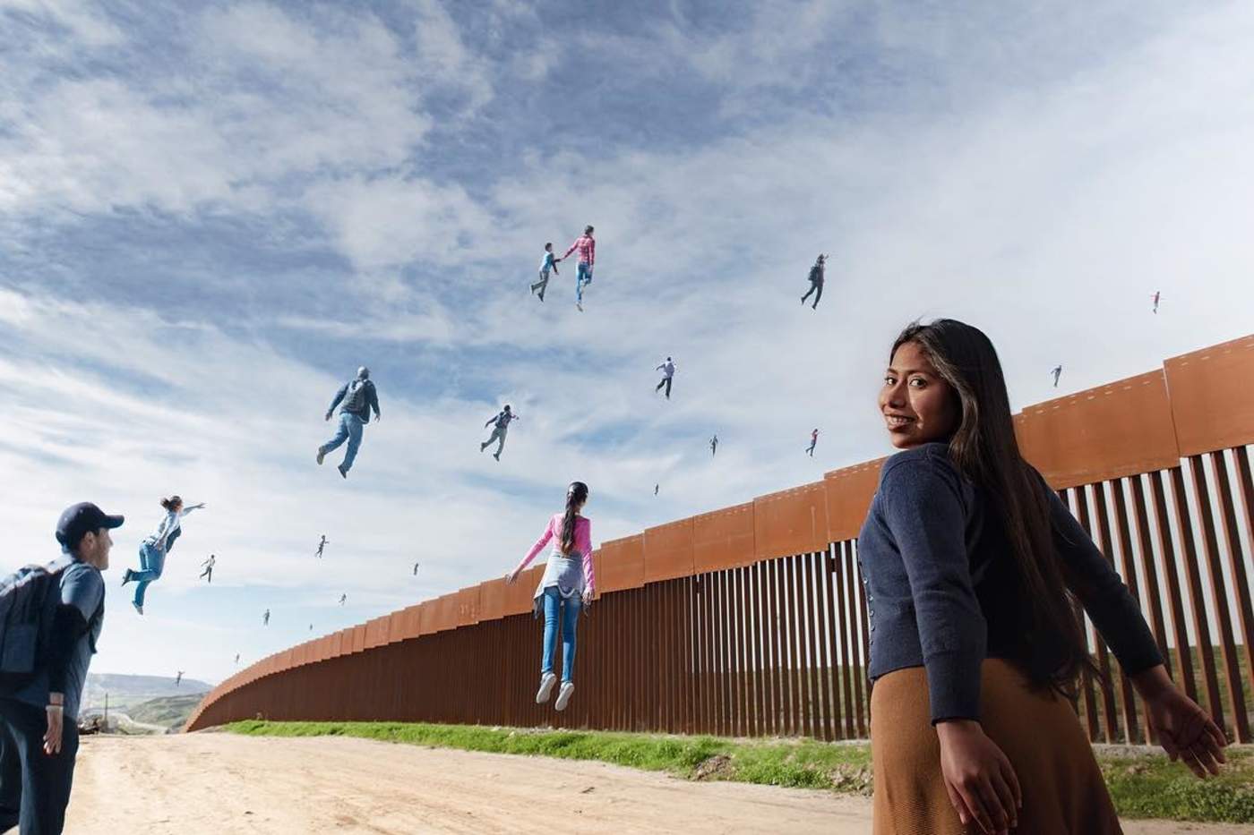 Cuarón dirige sesión fotográfica de Yalitza en el muro fronterizo