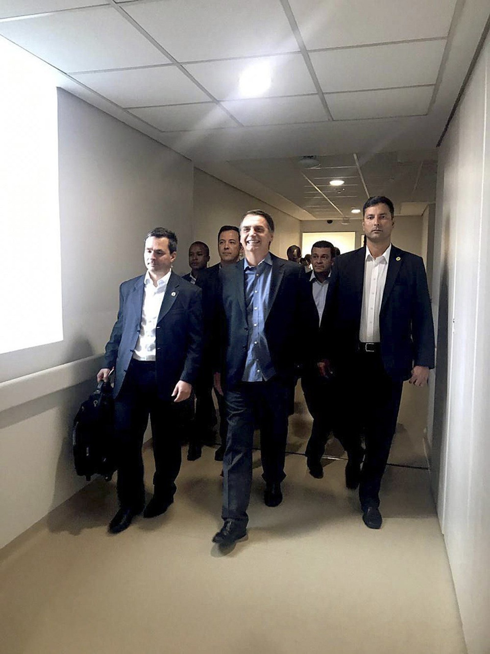 Bolsonaro deja el hospital y viaja a Brasilia