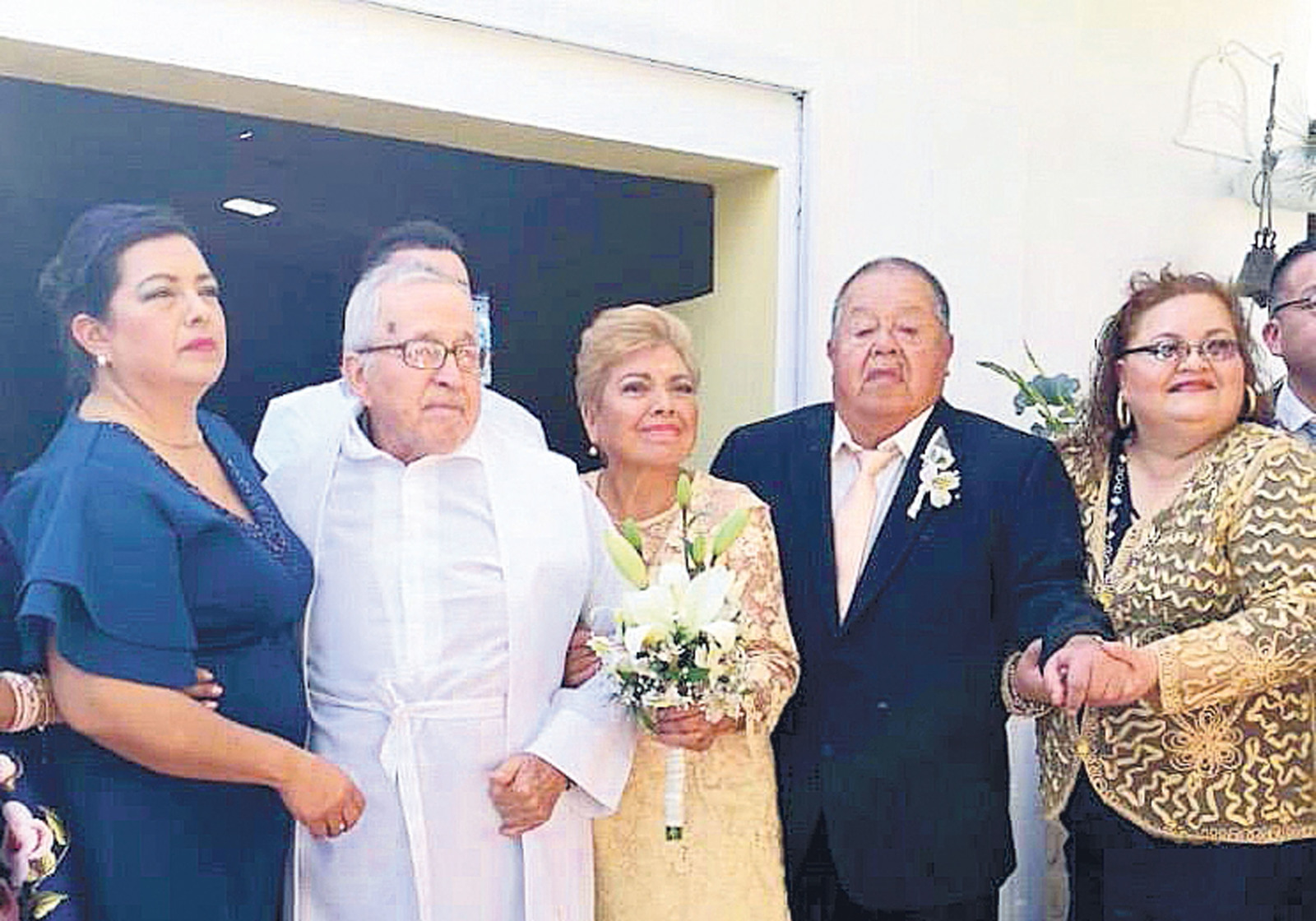 Unión. Federico y Elvira celebraron 50 años de casados en compañía de sus hijos, nietos y bisnieto; piensan seguir unidos. (EL UNIVERSAL)