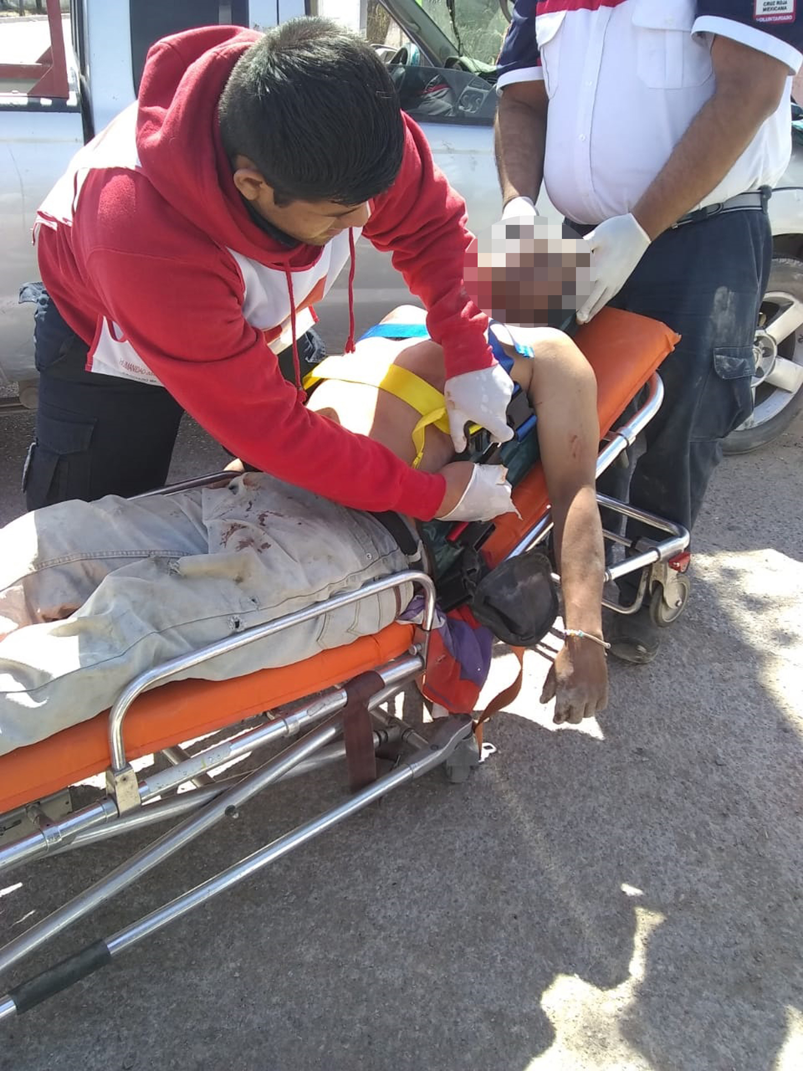 Joven trabajador termina prensado dentro de tolva, en bloquera de Lerdo, paramédicos lo auxiliaron y trasladaron al hospital.