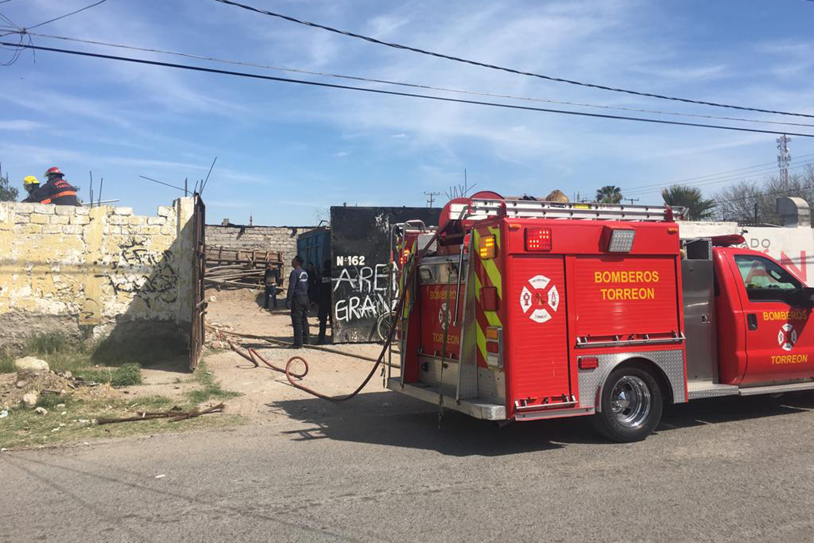 El personal del departamento de Bomberos de la ciudad de Torreón, se encargó de sofocar el fuego al interior del taller. (EL SIGLO DE TORREÓN) 