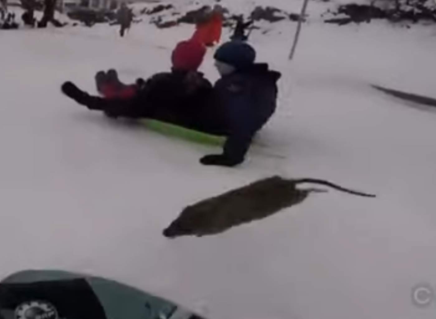 Se deslizaba por la nieve cuando choca con una rata gigante