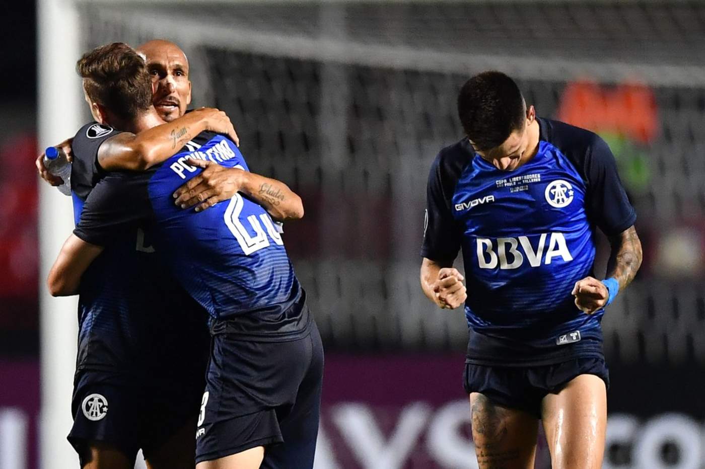 Los jugadores de Talleres de Córdoba celebran tras eliminar al Sao Paulo y avanzar a la tercera fase en Copa Libertadores. (AP)
