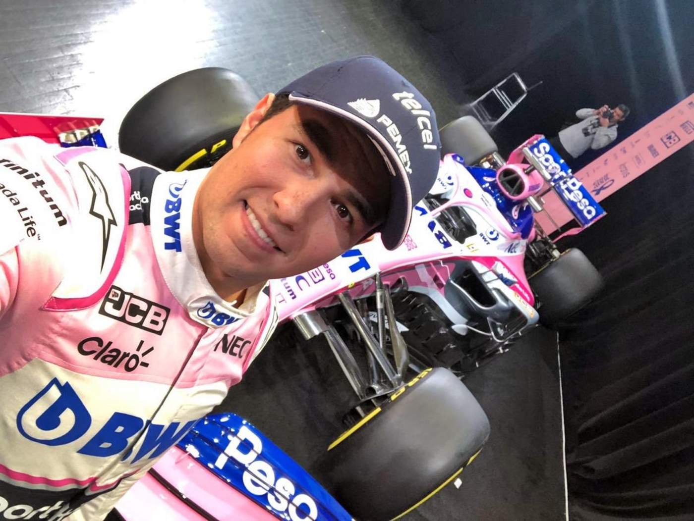 Sergio Pérez se tomó una 'selfie' junto al nuevo monoplaza para la temporada 2019. (Especial)