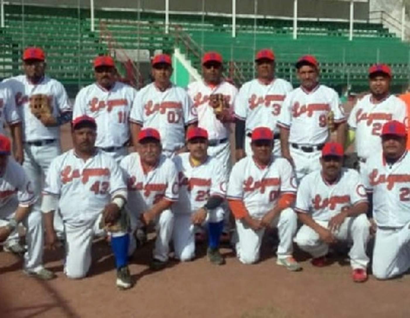 Orgullosos, los integrantes del Deportivo San Juan, posaron para la fotografía del recuerdo, tras lograr el ansiado gallardete.