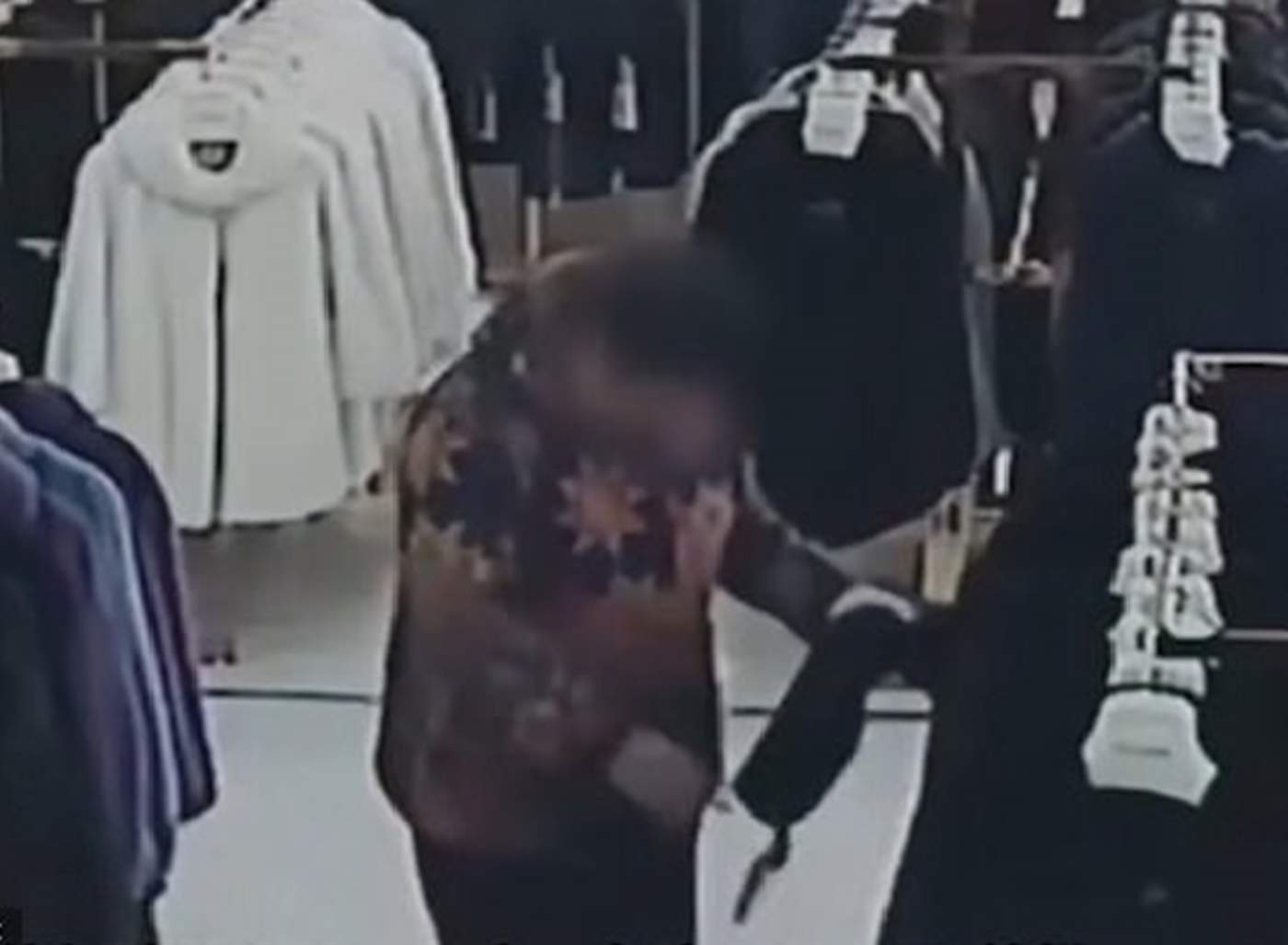 Las cámaras de seguridad la identificaron, pero que regresara a la tienda facilitó el arresto. (INTERNET)