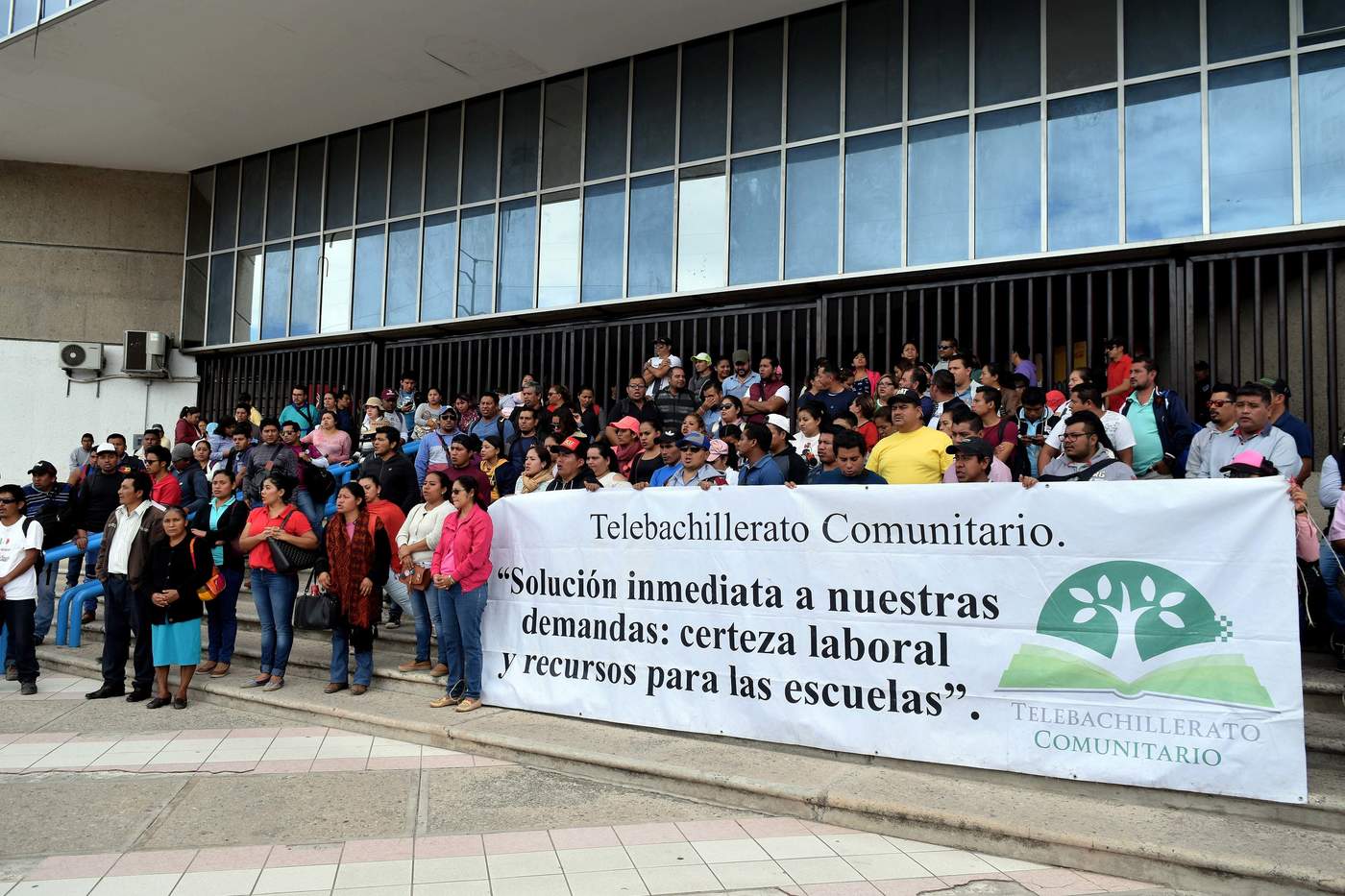 Familiares y amigos de los nueve maestros detenidos el pasado martes por los desmanes en Tuxtla Gutiérrez se manifestaron afuera de la Fiscalía General del Estado, para exigir su liberación y acusaron que hubo represión por parte de las autoridades. (EL UNIVERSAL)