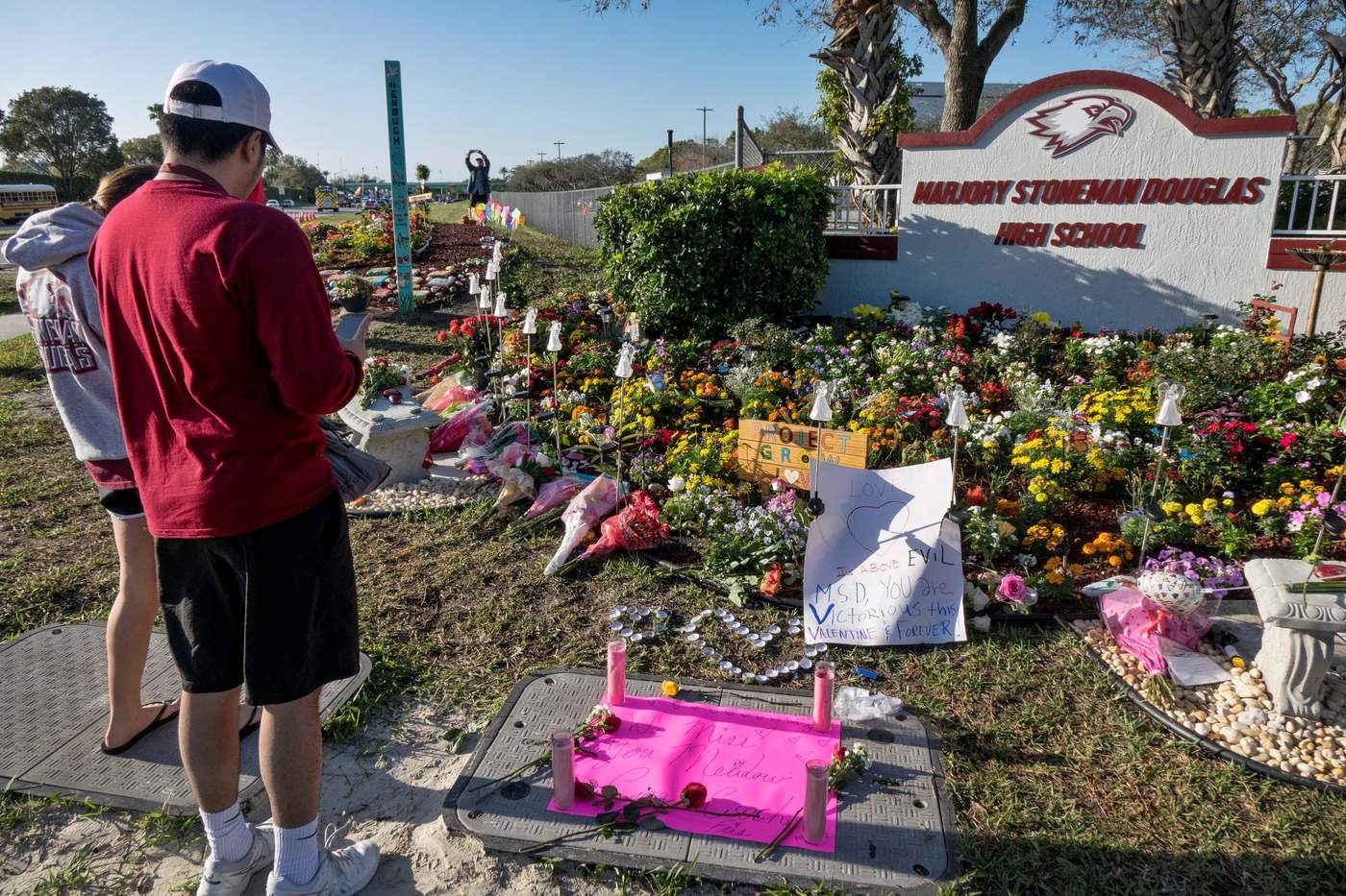 Conmemoraron este jueves el primer aniversario de la masacre en una escuela de Florida que dejó 17 muertos. (EFE)
