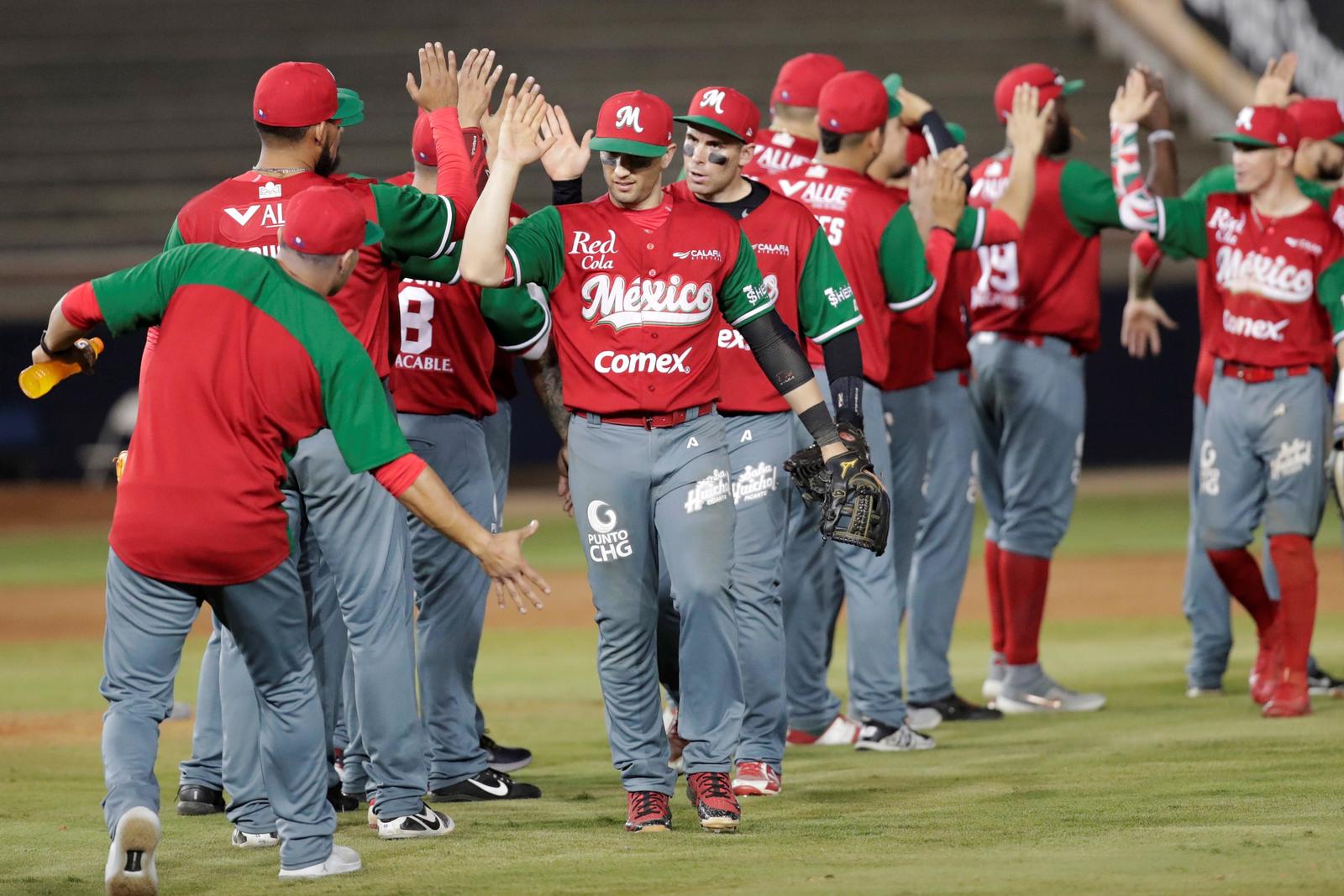 Jugadores de Charros de México celebran al vencer a Cuba durante un partido de la Serie del Caribe.