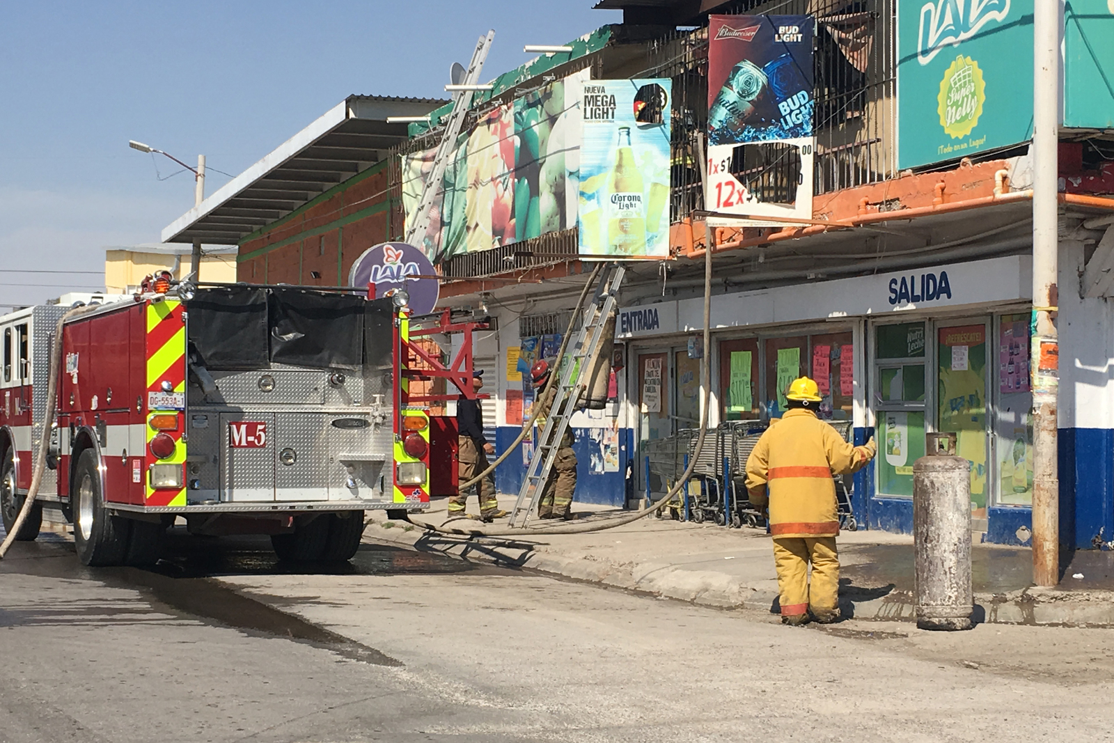 Se incendia la bodega de una miscelánea en el fraccionamiento San Antonio, de Gómez Palacio. El propietario del lugar resultó con quemaduras en brazos y rostro. (EL SIGLO DE TORREÓN)