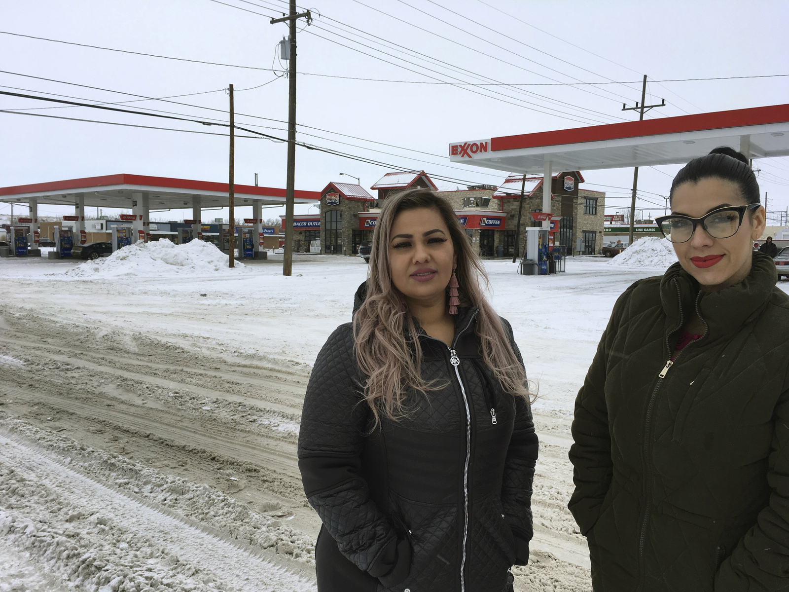 Abuso. Martha Hernández y Ana Suda dicen que un agente las detuvo en esa gasolinera por hablar español. (AP)