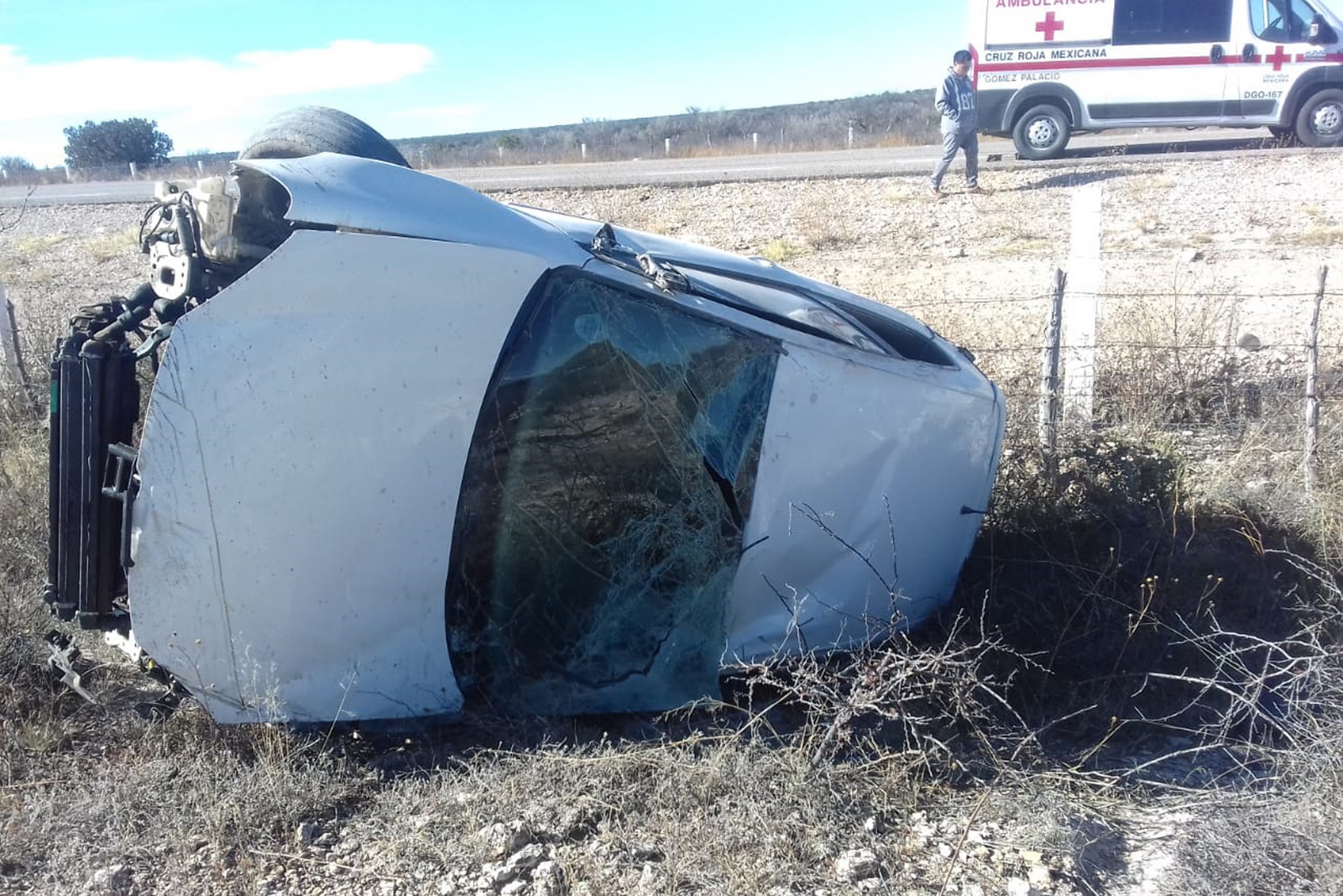 Camioneta termina volcada en la carretera Durango - Parral, el conductor resultó con graves lesiones. (EL SIGLO DE TORREÓN)