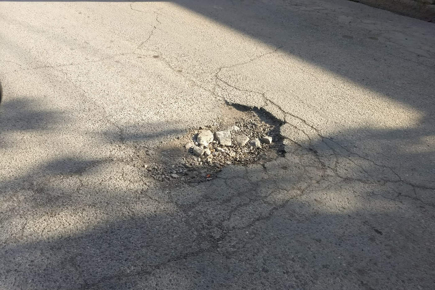 Según vecinos, son meses los que tiene este desperfecto en el asfalto sin que ninguna autoridad haga algo al respecto. (EL SIGLO DE TORREÓN)