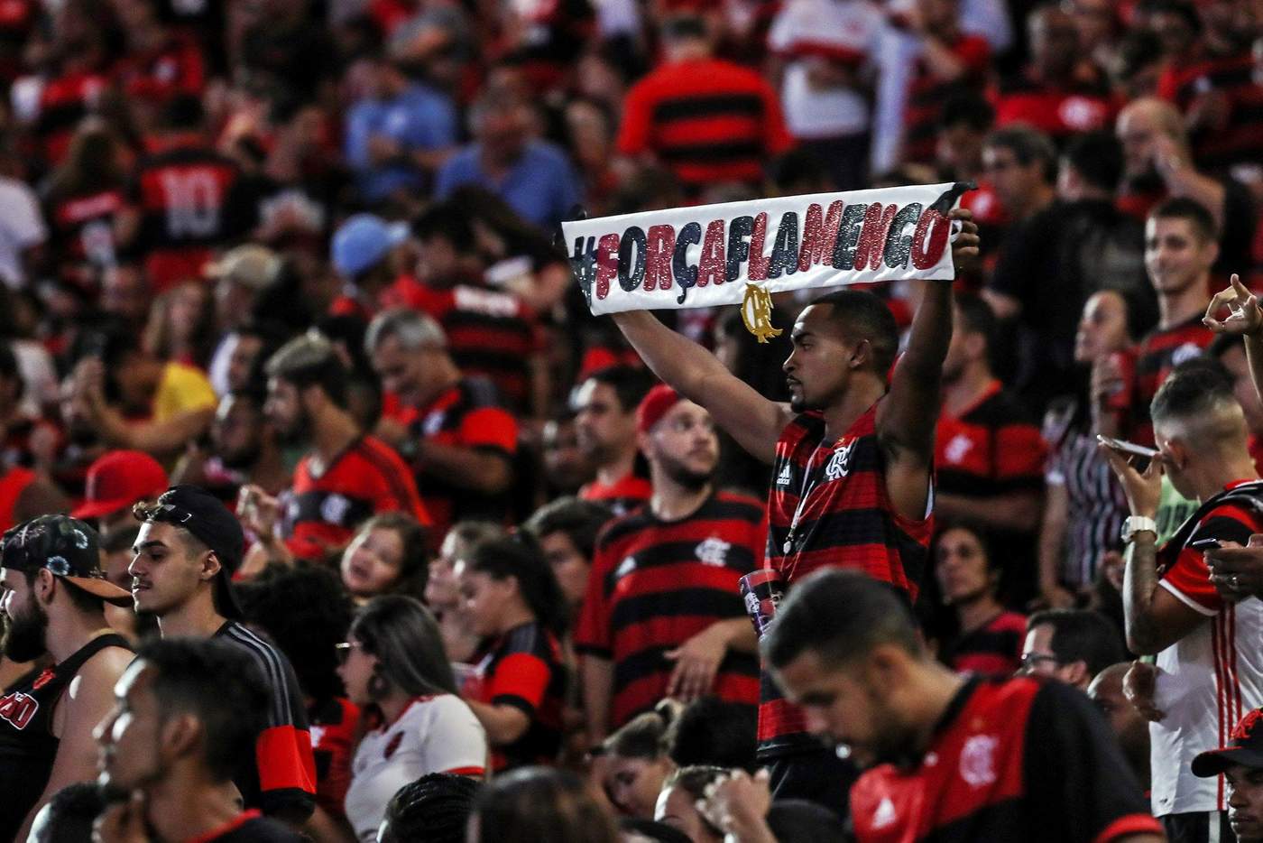 Flamengo honra a víctimas en primer partido tras incendio