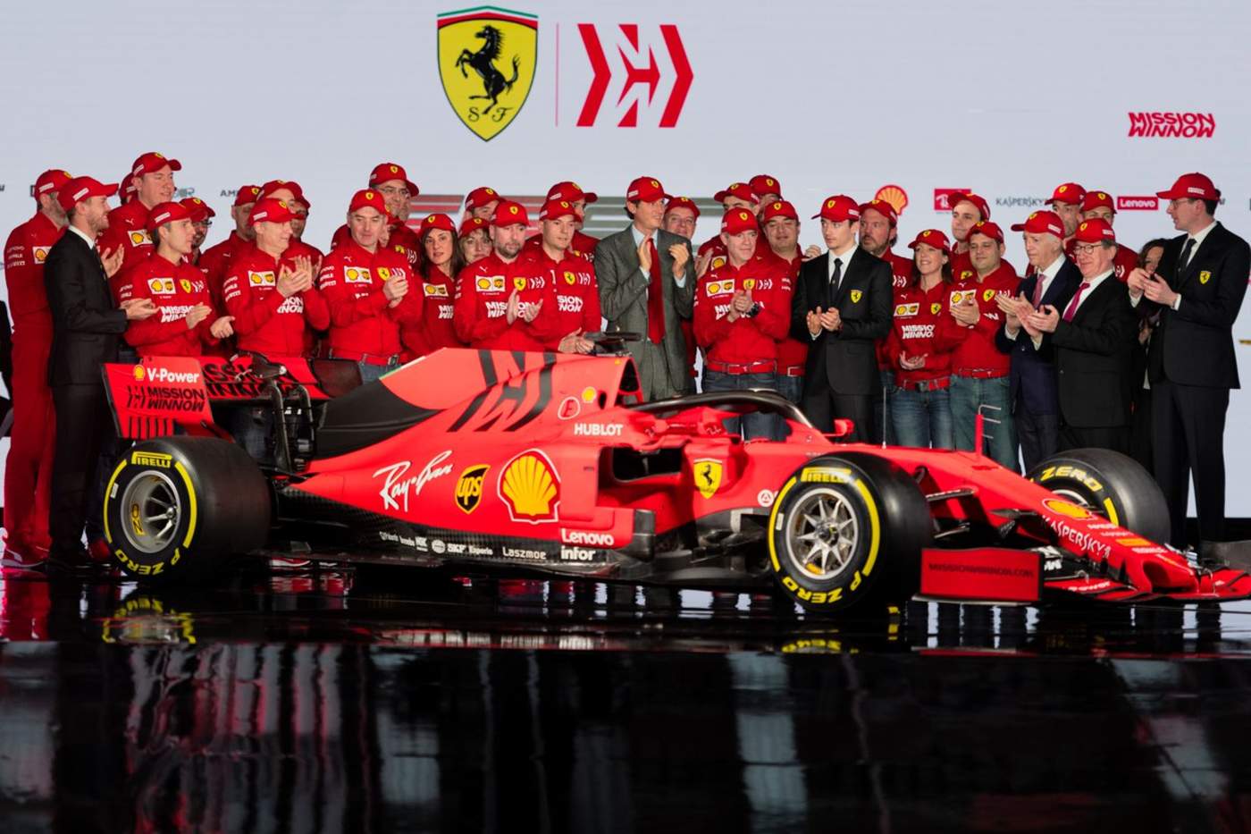 Ferrari presenta monoplaza para competir por título de Fórmula 1