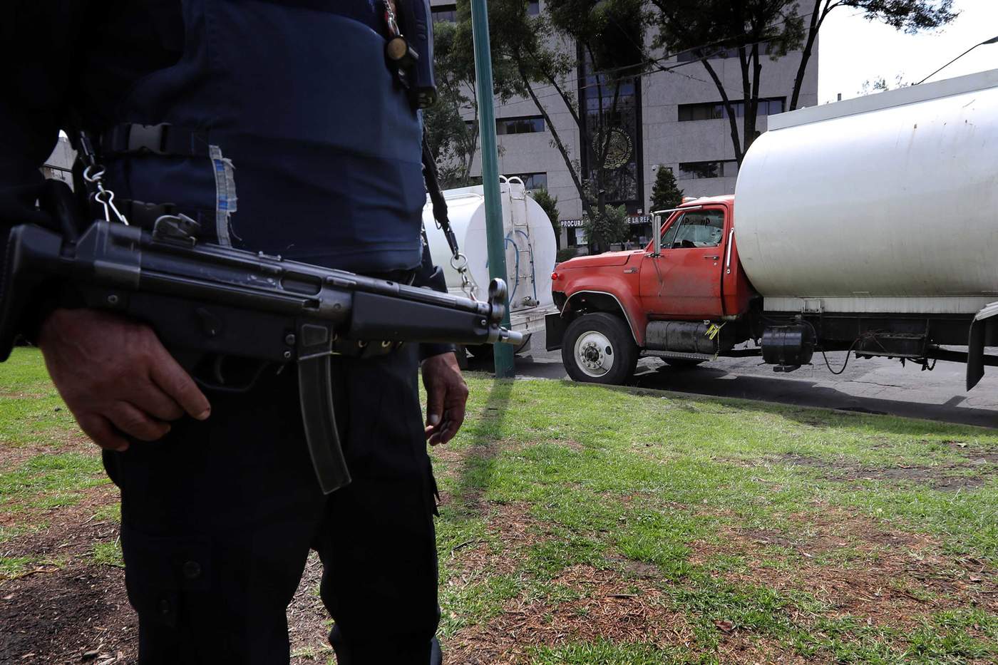La Secretaría de Seguridad (SS) informó que policías del Estado de México detuvieron a un sujeto que transportaba 20 mil litros de combustible, extraído aparentemente de manera ilegal. (ARCHIVO)
