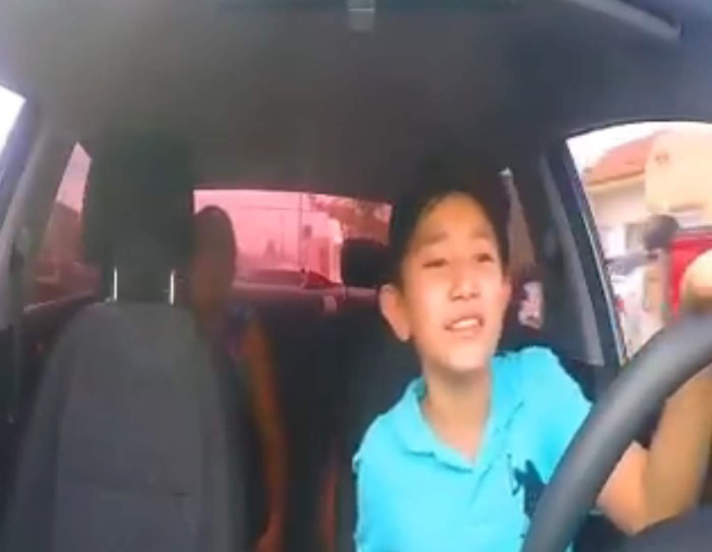 VIRAL: El niño que conduce un 'Uber' en Sinaloa