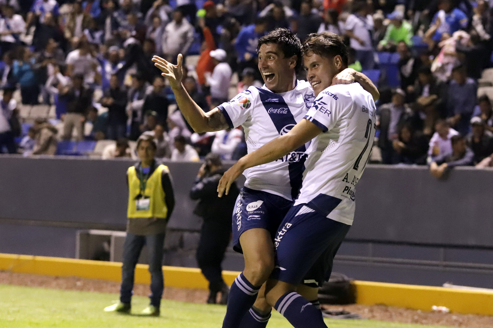 Gustavo Alustiza, del Puebla, en festejo después de anotar el segundo gol de su equipo durante el juego de la Jornada 7. (JAM MEDIA)