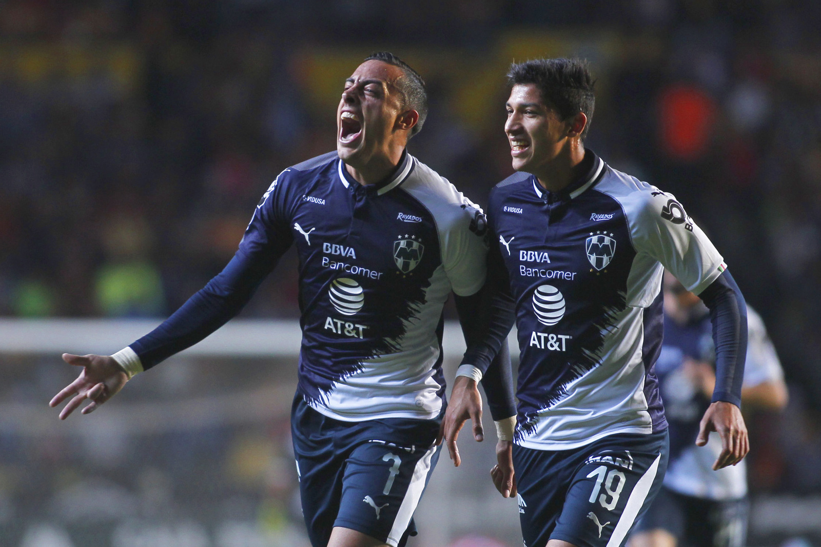 Rogelio Funes Mori (i), del Monterrey, en festejo después de anotar el primer gol de su equipo. (ARCHIVO)
