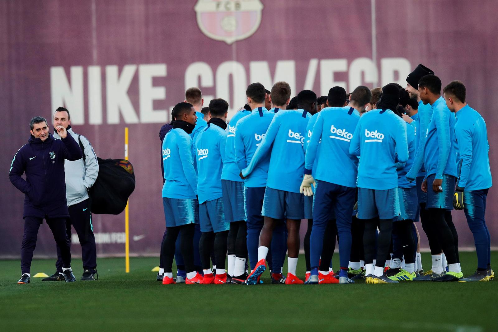 El entrenador del FC Barcelona, Ernesto Valverde (i), observa a sus jugadores durante el entrenamiento que el equipo azulgrana realizó ayer en la ciudad deportiva Joan Gamper para preparar el partido de La Liga que hoy disputarán ante el Real Valladolid, en el Camp Nou.